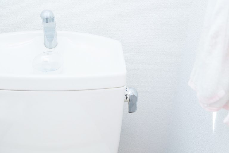 トイレのタンクから水漏れする主な原因とは？自分でできる対処法